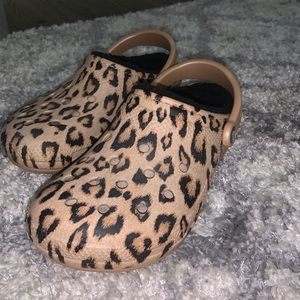 Fur cheetah Crocs